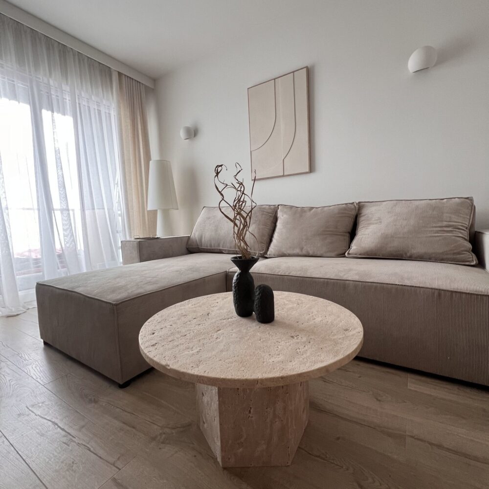 Stolik kawowy z trawertynu (podstawa sześcienna)