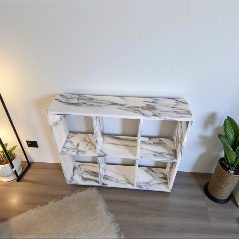 Regał na książki z marmuru