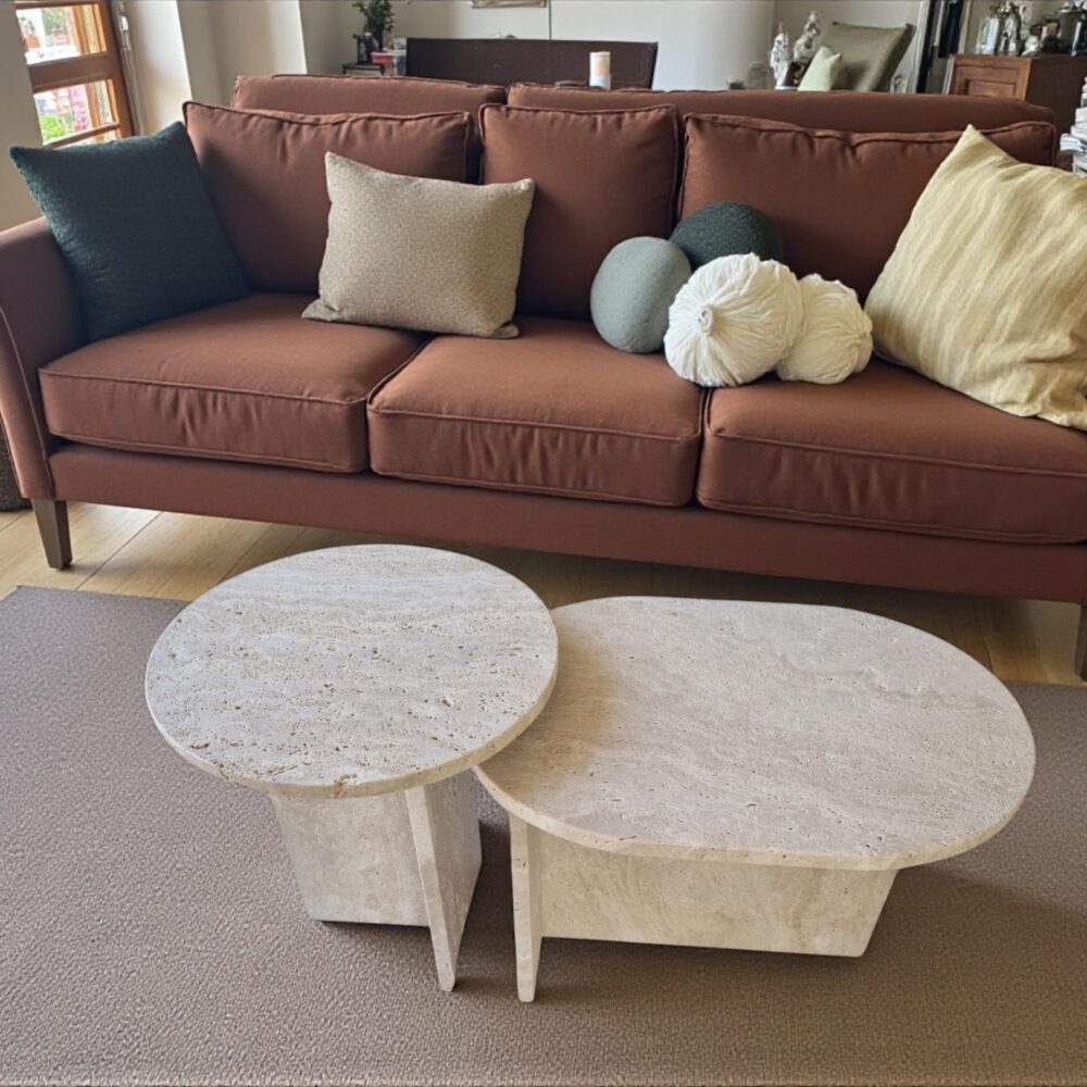 Zestaw stolików z trawertynu